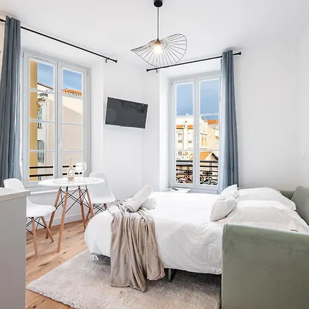 Апартаменты Charming Center 302 *