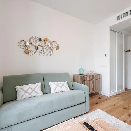 Charming Center 302 *