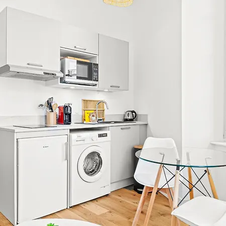 Charming Center 302 *