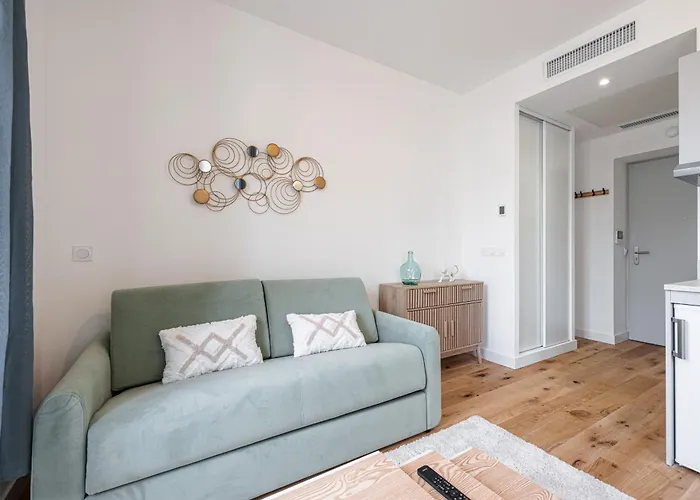 Charming Center 302 *
