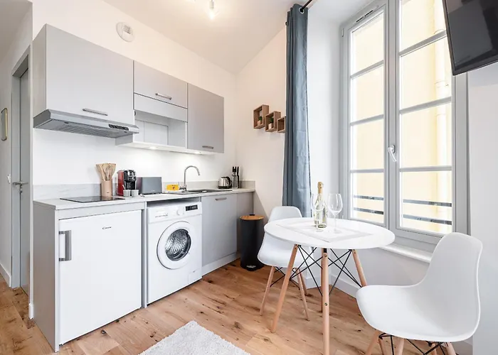 Charming Center 302