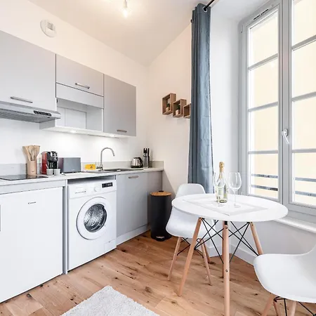 Charming Center 302